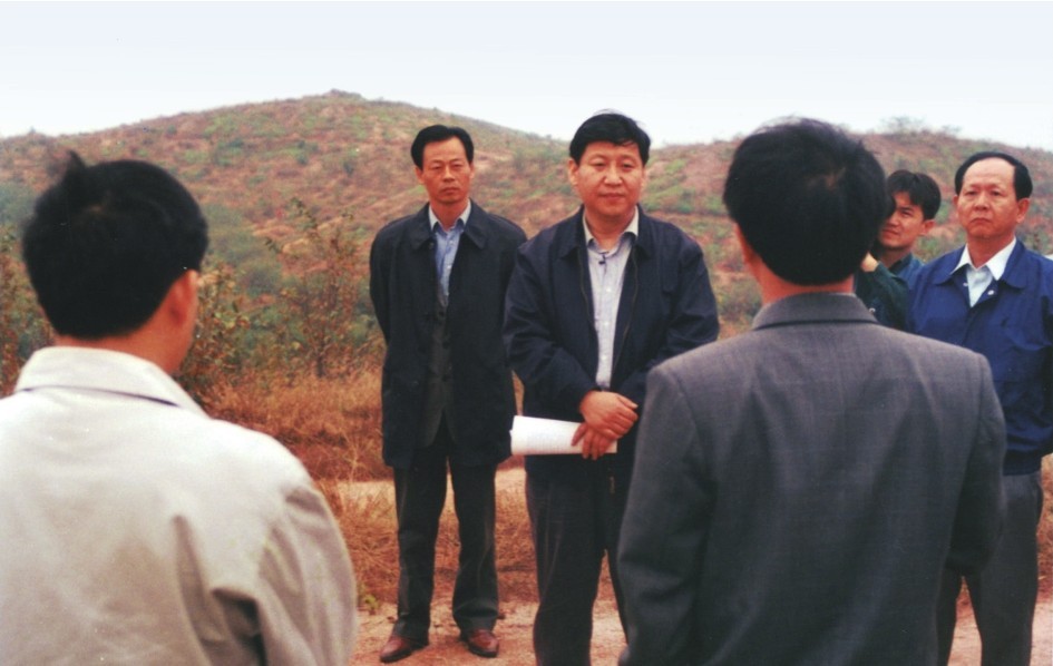 1999年11月,习近平在龙岩市长汀县河田水土流失治理区调研。图源:《习近平在福建(下)》