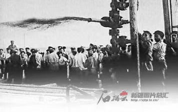 戈壁滩的沙漠_戈壁滩石油井图片_
