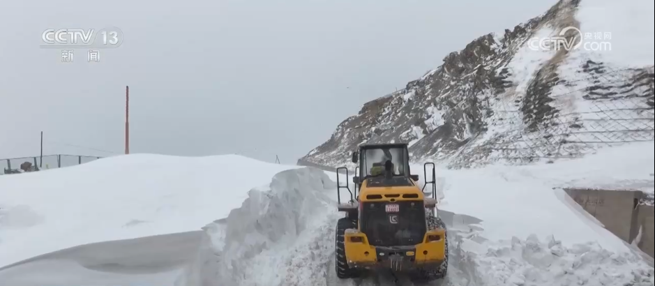 服务队温暖护航风雪转场路 现代化转型托起牧民新生活_服务队温暖护航风雪转场路 现代化转型托起牧民新生活_