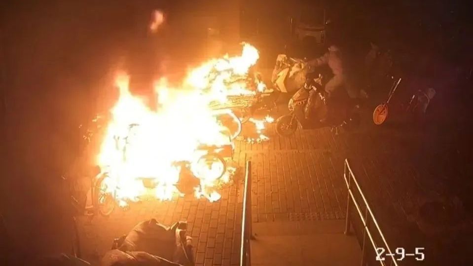 【京华好风气】午夜突然起火！北京这小区，他们不顾安危出手！